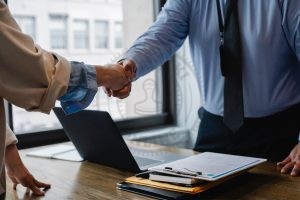 Pieczatki-online.eu - Pełnomocnik w firmie – jakie ma uprawnienia i jak nadać taką funkcję?